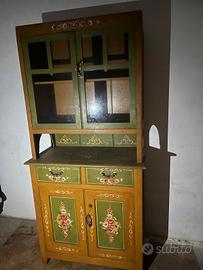 credenza decorata