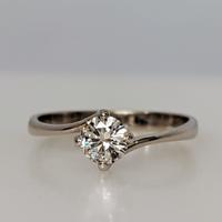 anello con brillante