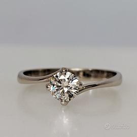 anello con brillante