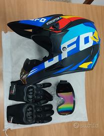 Casco moto con guanti e occhiali 