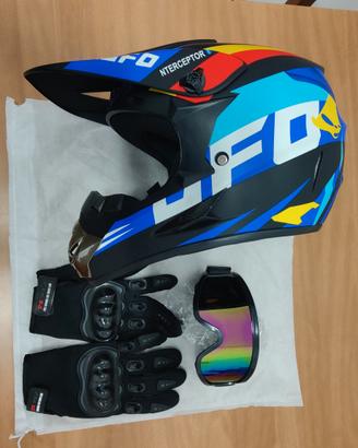 Casco moto con guanti e occhiali 
