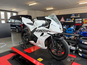 Honda CBR 600 RR PRONTO PISTA! OHLINS! PERMUTE!