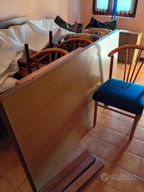 tavolo da cucina con sedie