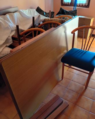 tavolo da cucina con sedie
