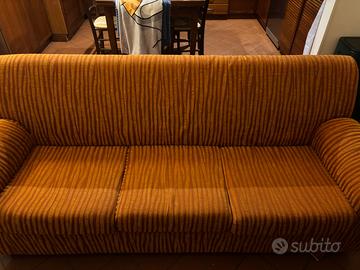 Divano e coppia di poltrone