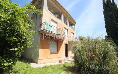 CASA SINGOLA IN CENTRO CON CORTE PRIVATA