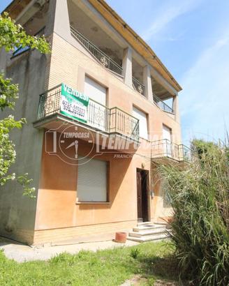 CASA SINGOLA IN CENTRO CON CORTE PRIVATA