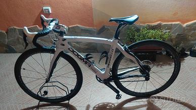 Pinarello Dogma  completamente in carbonio