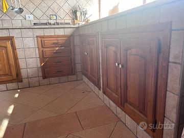 Cucina muratura in legno massello