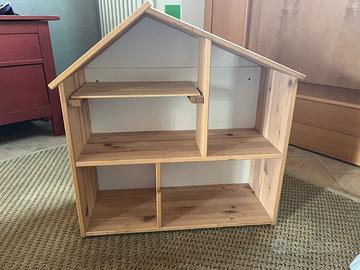 Casetta della bambole in legno con alcuniaccessori