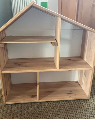 Casetta della bambole in legno con alcuniaccessori