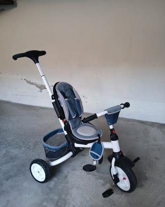 Triciclo passeggino con pedali