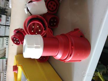 Connettore industriale femmina 32A, 415 V 3p+n+t