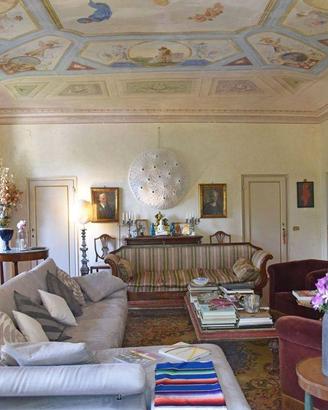 Villa di 840 m² con più di 5 locali e box auto a G