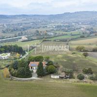 VILLA BIFAMILIARE IMMERSA NEL VERDE