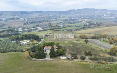VILLA BIFAMILIARE IMMERSA NEL VERDE