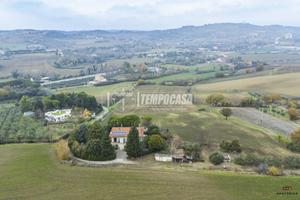 VILLA BIFAMILIARE IMMERSA NEL VERDE