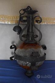 Lampadario stile rustico in vetro e ferro battuto