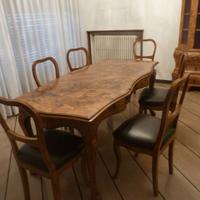 Tavolo con sedie e credenza