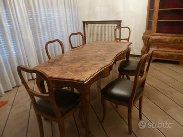 Tavolo con sedie e credenza