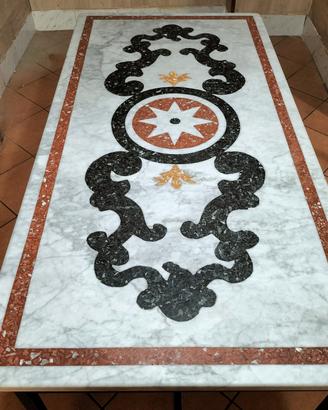 Tavolo in marmo intarsiato 