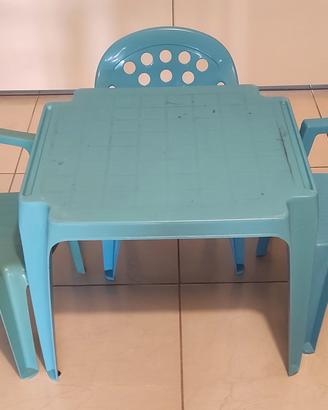 tavolino con 3 sedie azzurre 