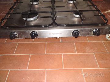 cappa e fornello piano cottura 4 fuochi Ariston