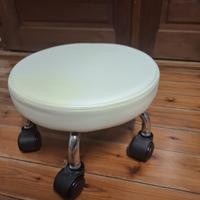 Sgabello basso con ruote