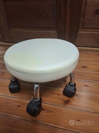 Sgabello basso con ruote