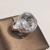 Anello in oro bianco 18kt con topazio azzurro