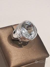 Anello in oro bianco 18kt con topazio azzurro