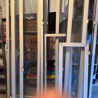 Porte e finestre in alluminio bianche