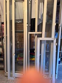 Porte e finestre in alluminio bianche