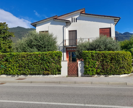 Casa indipendente anni 70 e terreno art-indus