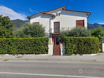 Casa indipendente anni 70 e terreno art-indus