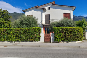 Casa indipendente anni 70 e terreno art-indus