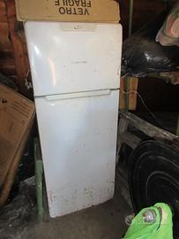 Frigorifero con parte superiore a congelatore