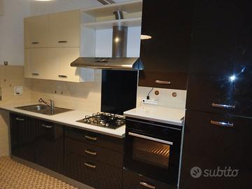 Cucina completa di elettrodomestici