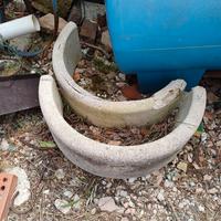  Cordoli curvi grandi in cemento. 