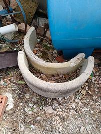  Cordoli curvi grandi in cemento. 