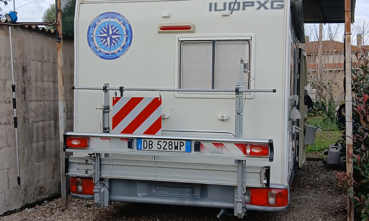 Camper semintegrale con portamoto