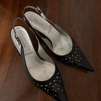 Scarpa nera aperta dietro