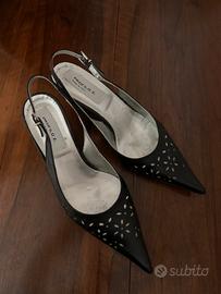 Scarpa nera aperta dietro