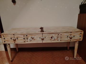 Mobile vintage decorativo in stile shabby chic