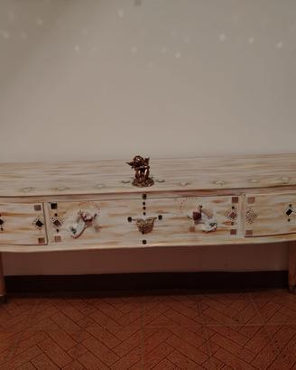 Mobile vintage decorativo in stile shabby chic
