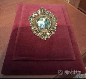 cornice vintage, con rubrica telefonica