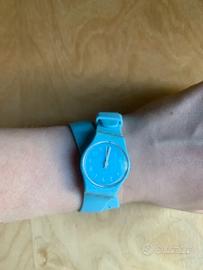 Orologio Swatch azzurro con cinturino lungo