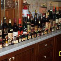 Bottiglie e mignon di liquori antichi 