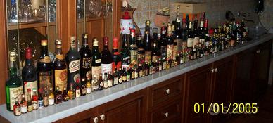 Bottiglie e mignon di liquori antichi 