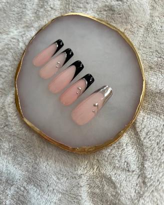 Set unghie finte french nero dettagli argento